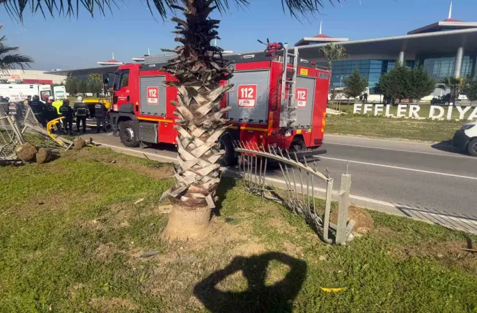 Taksi bariyerlere çarpıp takla attı: 2 yaralı
