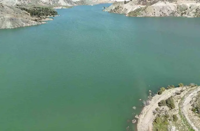 Tarihi Altınlı Köprü baraj sularında kayboldu
