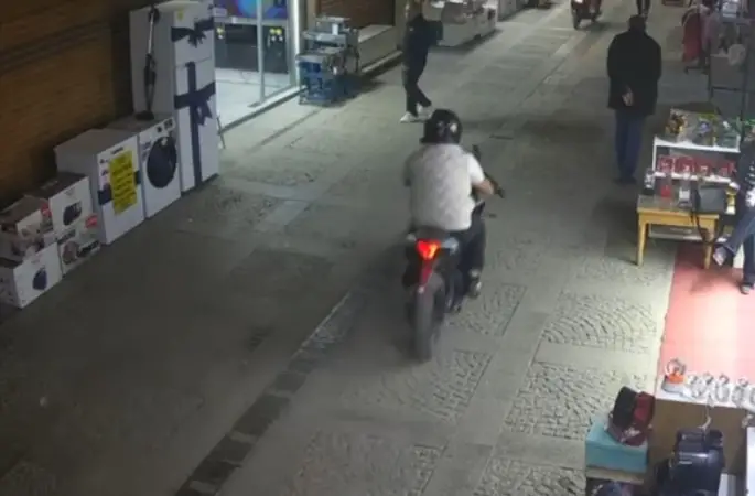 Tarihi çarşıda motosiklet kazası: Yayaya çarpıp kaçtı
