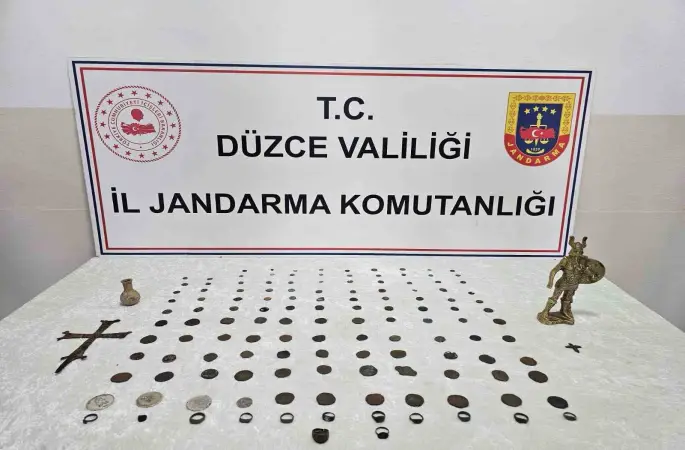 Tarihi eserleri satmak için müşteri ararken jandarmaya yakalandılar
