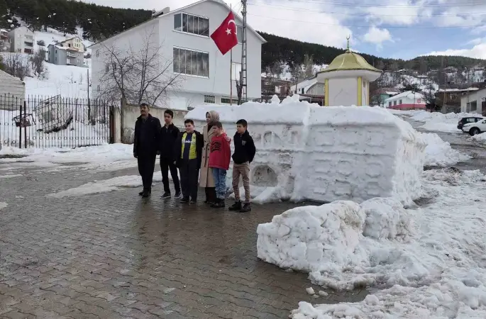 Tarihi Sivas Valiliği’nin kardan maketi ziyaretçilerini ağırlıyor
