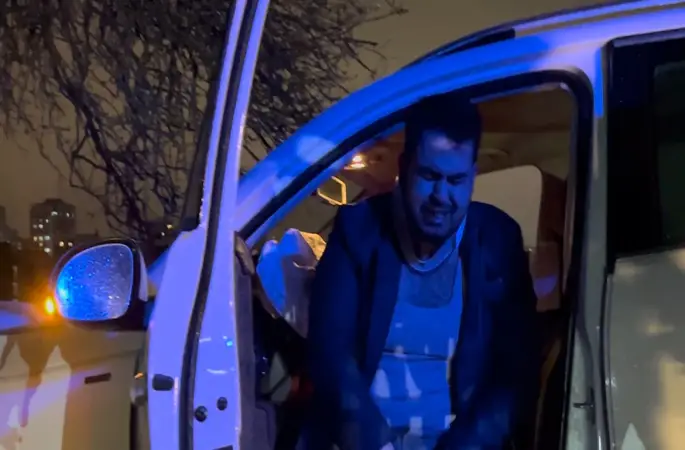 Tarlaya giren otomobil ağaca çarptı, sürücü gözyaşlarını tutamadı
