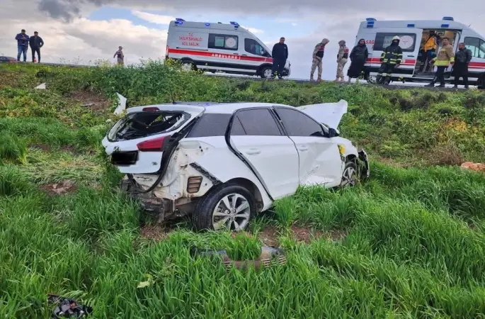 Tarlaya uçarak hurdaya dönen otomobildeki 2 kişi yaralandı
