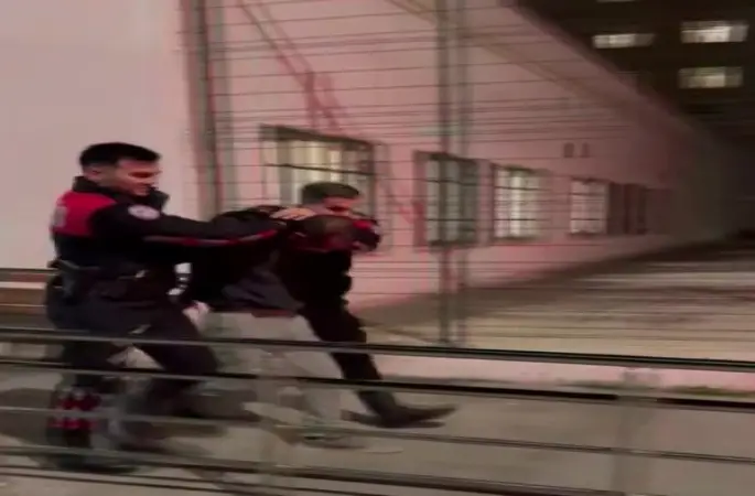 Tartıştığı arkadaşını tabancayla vurdu
