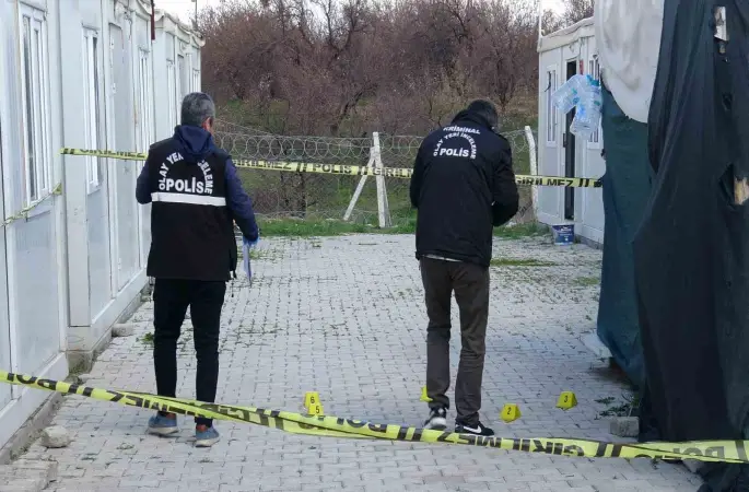 Tartıştığı dini nikahlı eşi ile bacanağına kurşun yağdırdı
