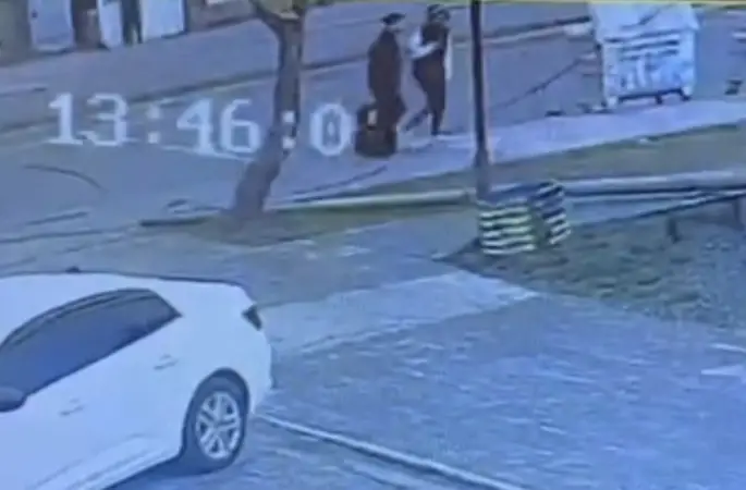 Tatvan’da faciadan dönüldü: Telefon direği az kalsın yoldan geçen 2 kişinin üzerine düşecekti
