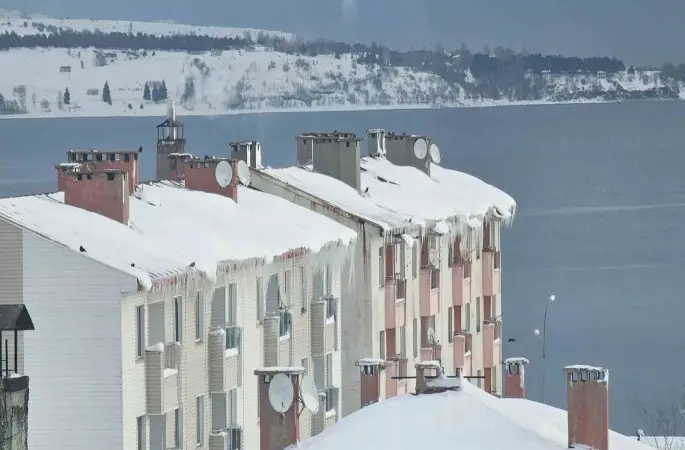 Tatvan’da sibirya soğukları etkili oluyor: Çatılarda metrelerce buz sarkıtları oluştu
