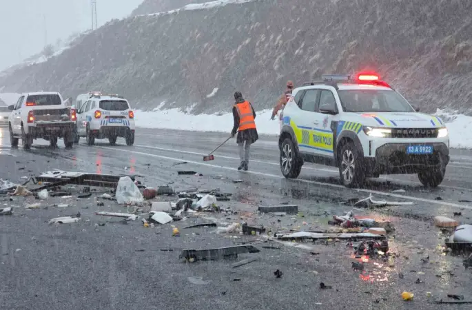 Tatvan’daki feci kazada karı koca hayatını kaybetti
