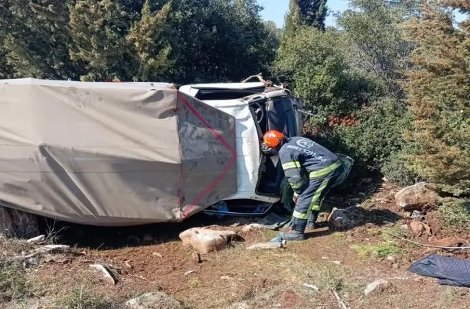 Tavas’ta devrilen kamyonet içerisinde mahsur kalan 2 kişi ve 10 küçükbaş sağ kurtuldu
