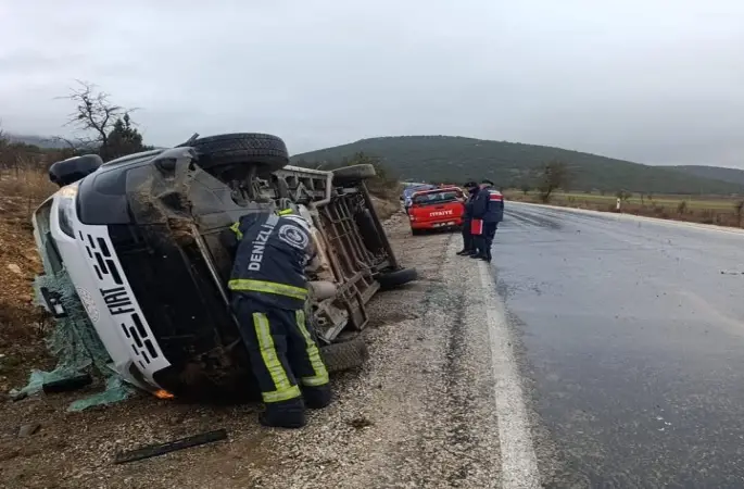 Tavas’ta servis aracı yan yattı; 9 yaralı
