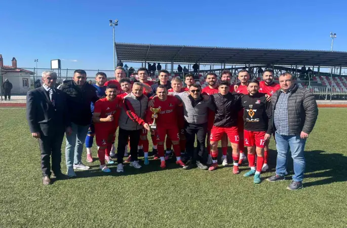 Tavşanlı Demirbilekspor kupasını aldı
