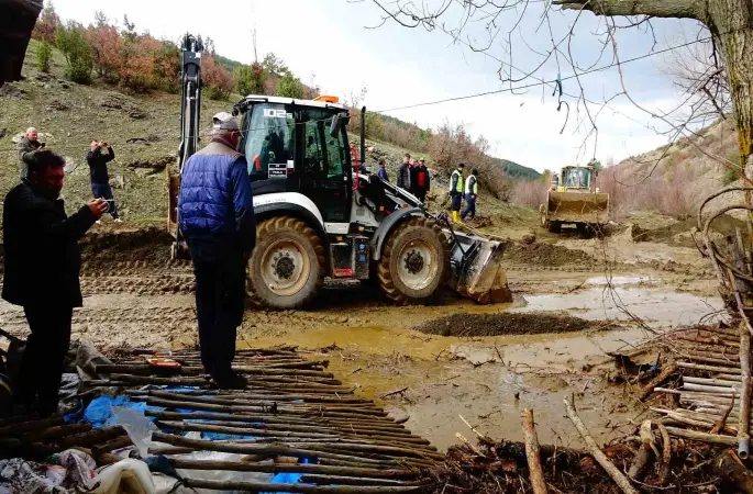 Tavşanlı’da gölet taştı, bir ev ve ahır sular altında kaldı
