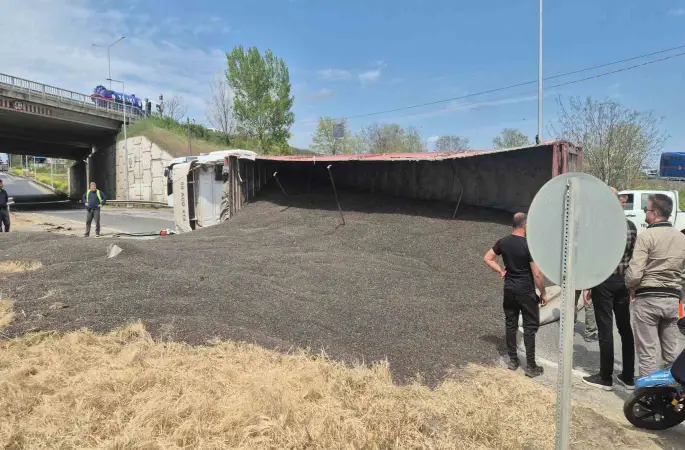 Tekirdağ’da ayçiçeği çekirdeği yüklü tır devrildi, trafik kilitlendi
