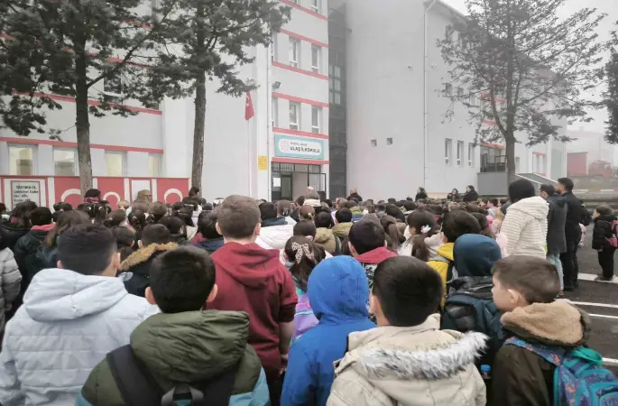 Tekirdağ’da okullarda 6 Şubat depremleri için saygı duruşu
