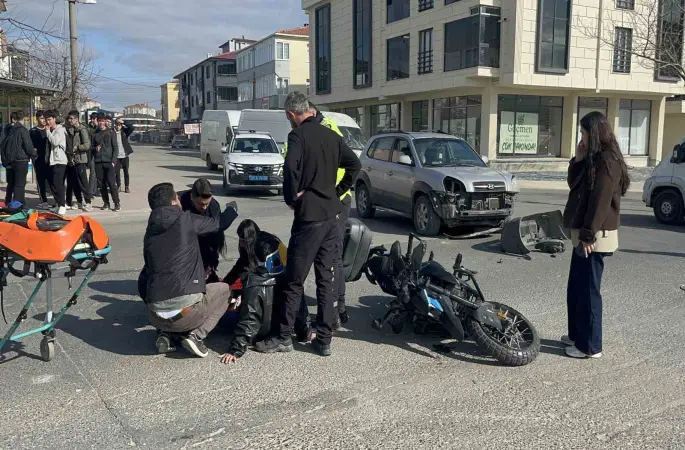 Tekirdağ’da otomobil ile motosikletin kaza anı kamerada
