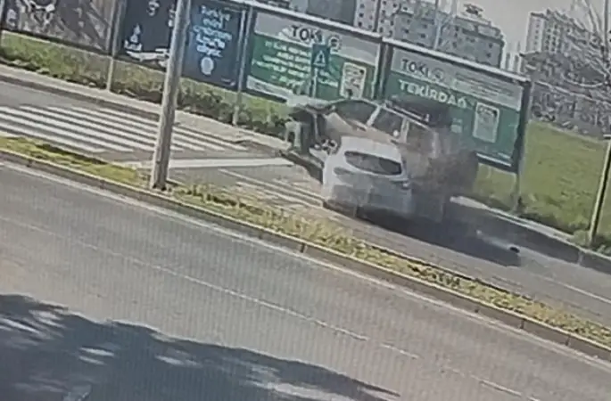 Tekirdağ’da otomobilin park halindeki cipe çarptığı kaza kamerada
