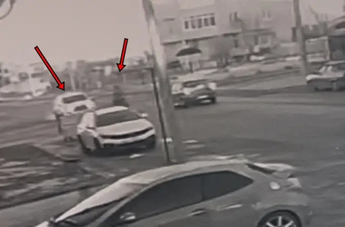 Tekirdağ’da otomobille çarpışan bisikletlinin yaralandığı feci kaza kamerada
