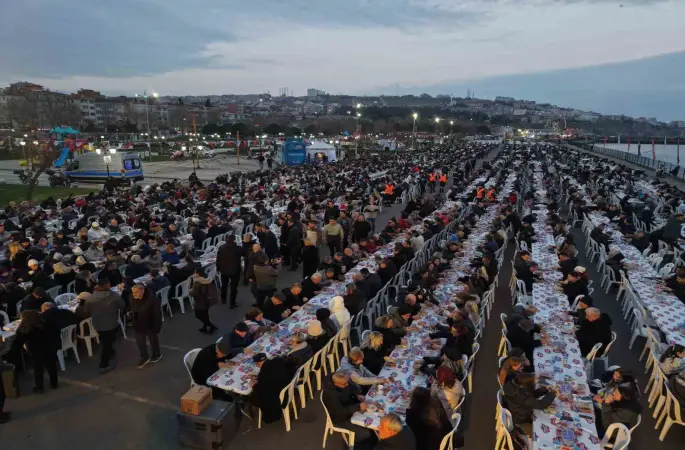 Tekirdağ’ın en büyük iftar sofrası: 8 bin kişi aynı anda orucunu açtı
