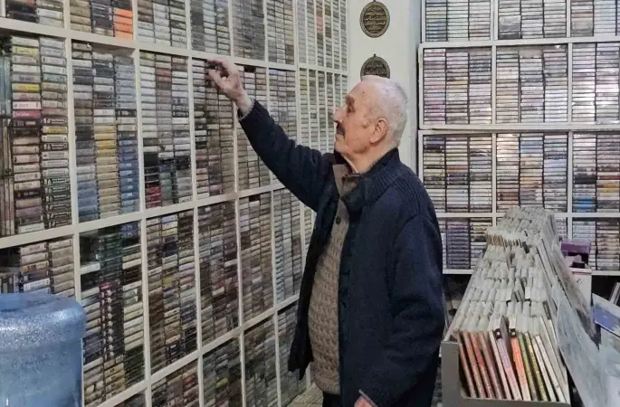 Teknolojiye direndi, 50 yıldır plak ve kaset satıyor
