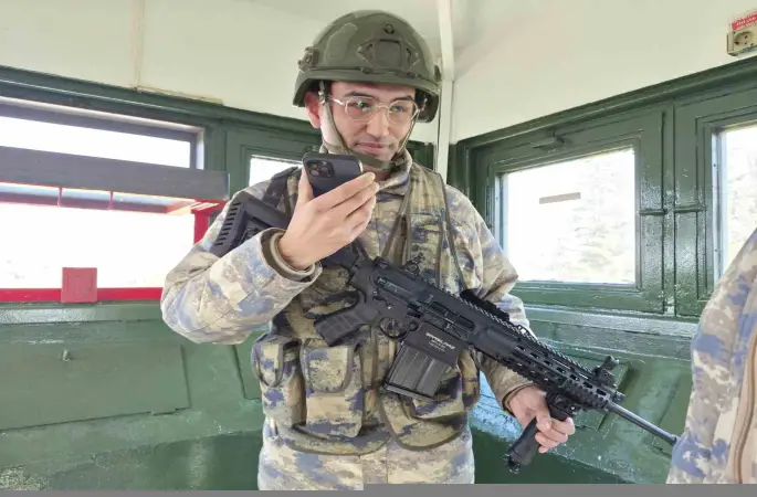 Telefondan annesiyle bayramlaşan Mehmetçik’in duygu dolu anları
