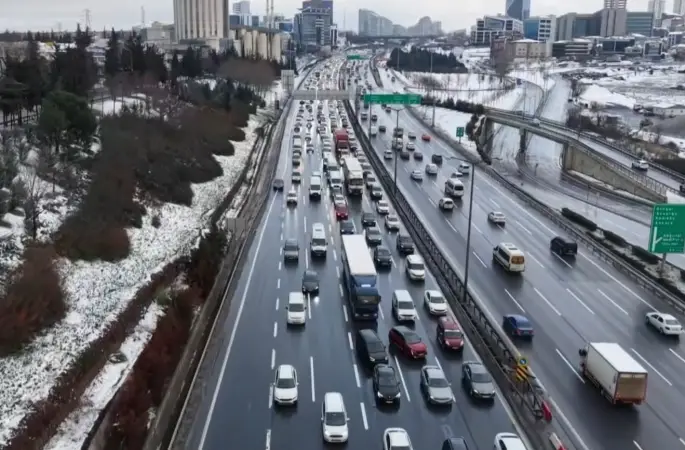 TEM Otoyolu Mahmutbey Gişeleri’nde trafik havadan görüntülendi
