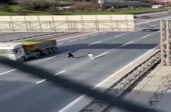 TEM Otoyolu’nda çocukların tehlikeli yolculuğu kamerada
