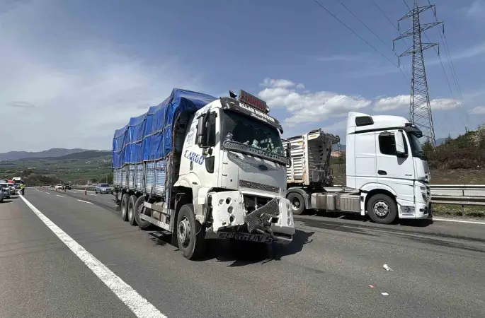 TEM’de tırdan kopan lastik kamyonun altına girdi
