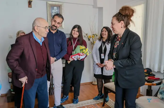 Tepecik Eğitim ve Araştırma Hastanesi’nden Kıbrıs gazisine vefa ziyareti
