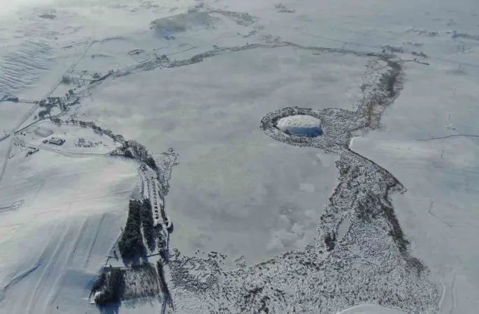 Termometreler eksi 21’i gösterdi, Hafik Gölü tamamen dondu
