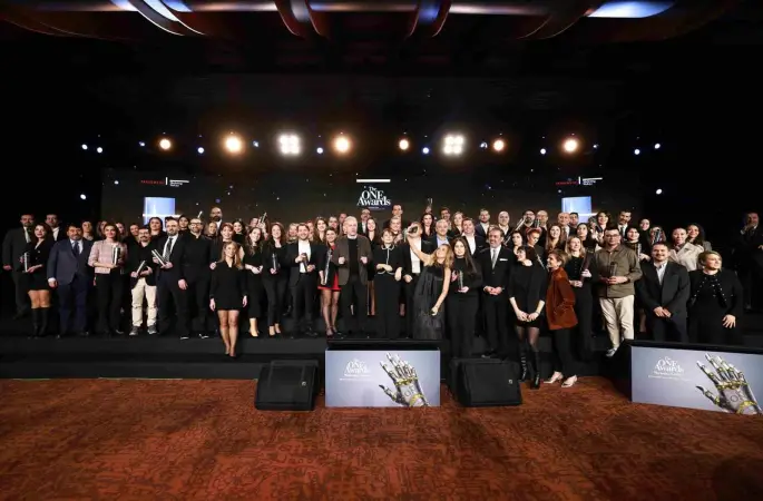 The ONE Awards’ta bilgisayar kategorisinde "Yılın İtibarlı Markası" ödülü
