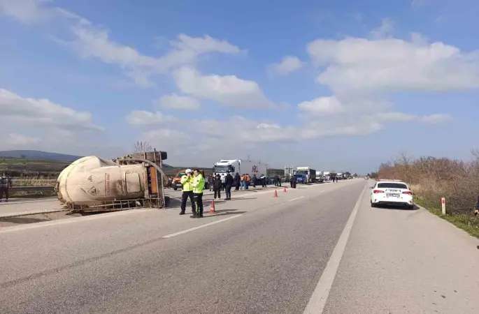 Tır devrildi: 1 yaralı
