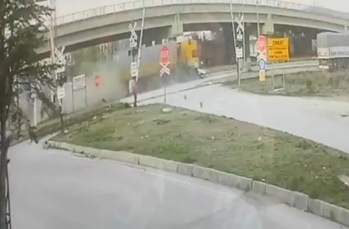 Tır otomobile çarptı: 1 ölü
