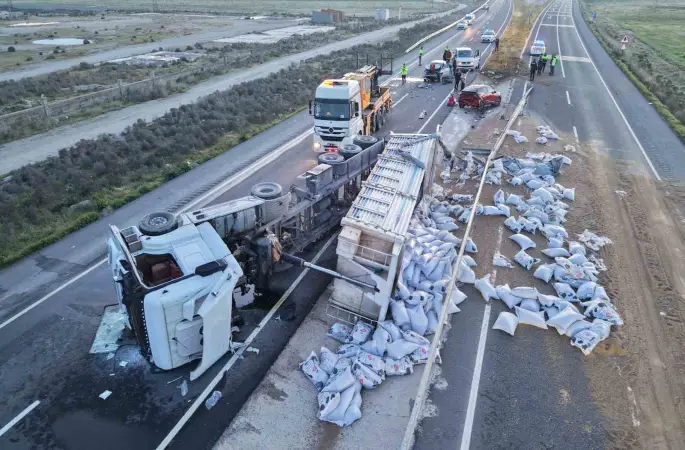 Tır refüje devrildi, yardım etmek için duran araca başka araç çarptı: 6 yaralı
