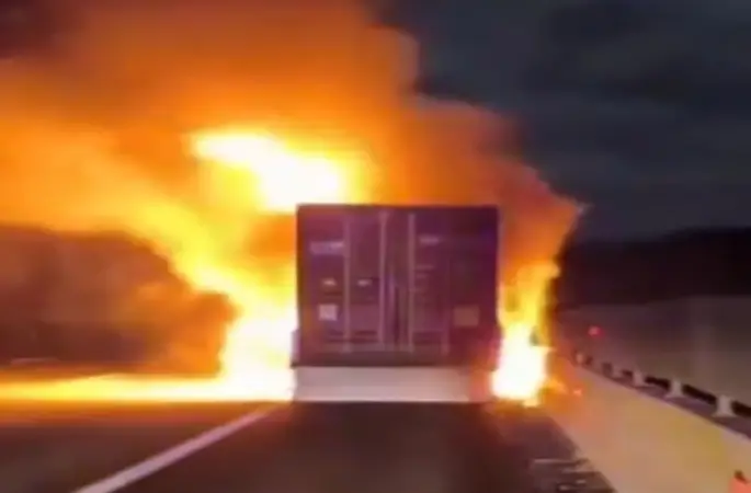 Tır üzerindeki konteyner alev alev yandı
