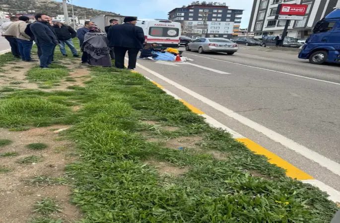 Tırın çarptığı 75 yaşındaki adam öldü
