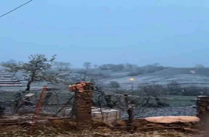 Tokat’ta bahar mevsiminde kar sürprizi
