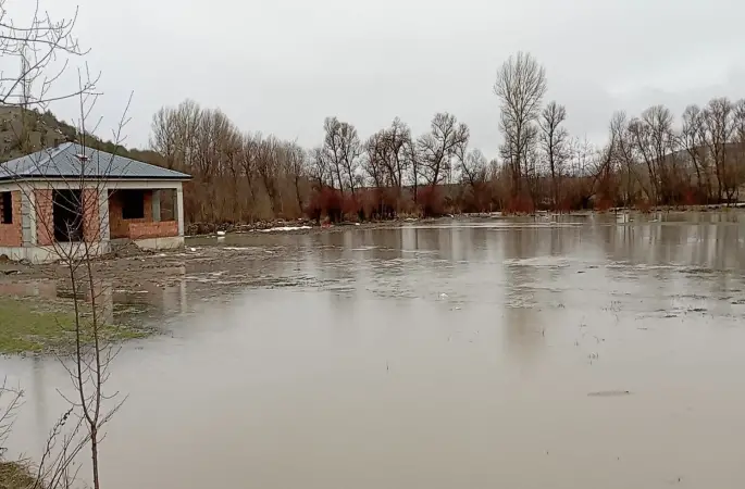 Tokat’ta Çekerek Irmağı taştı, tarım arazileri sular altında kaldı
