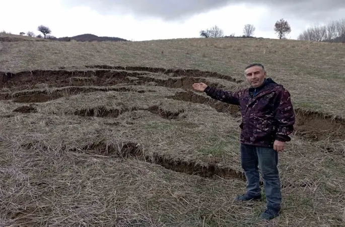 Tokat’ta yağış sonrası heyelan tarlayı kullanılamaz hale getirdi
