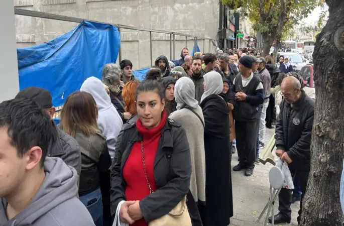 TOKİ'ye başvurmak için yüzlerce metrelik kuyruk oluştu