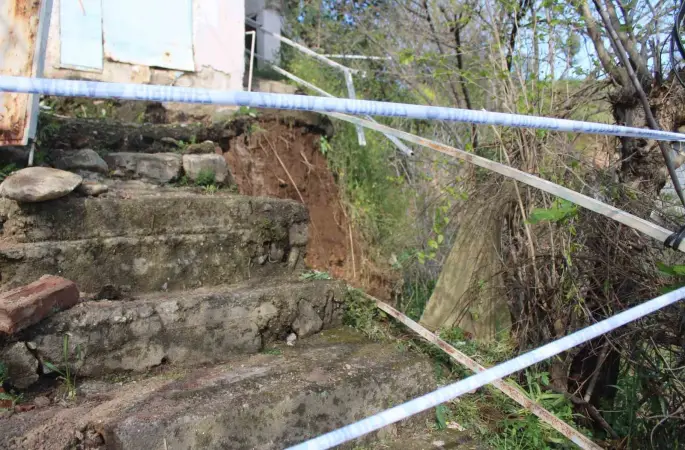 Toprak kayması sonucu evi yıkılan genç 10 dakikayla kurtuldu
