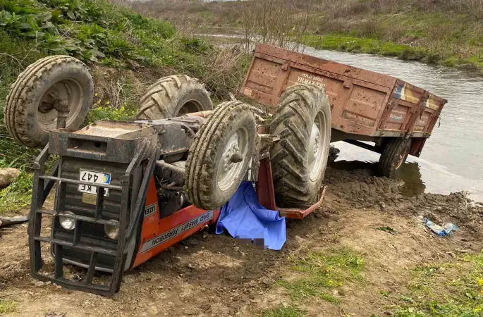 Toprak yolda devrilen traktörün altında kalan sürücü hayatını kaybetti
