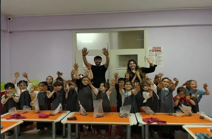 Toprakla buluşan minik ellerden renkli eserler
