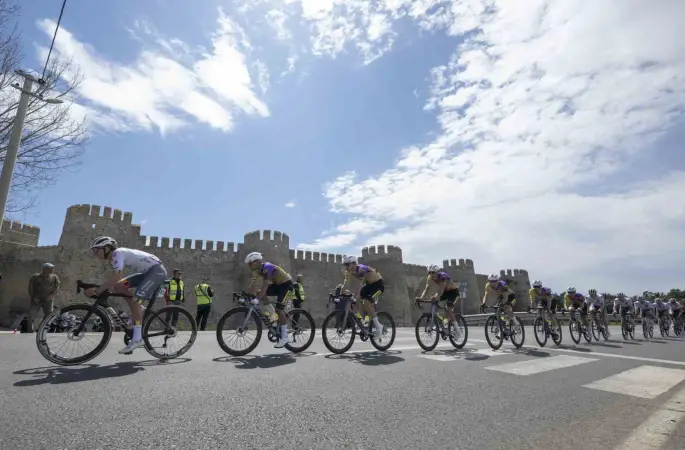 Tour Of Mersin’in ilk etabı Anamur’dan başladı, sporcular 118 kilometre pedalladı
