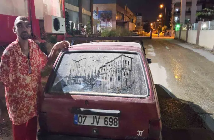 Tozlu araç görünce dayanamıyor, camları sanat eserine dönüştürüyor
