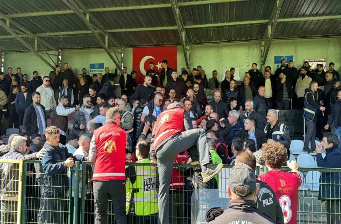 Trabzon 1. Amatör Küme Play-Off maçı sonrası tribünde kavga
