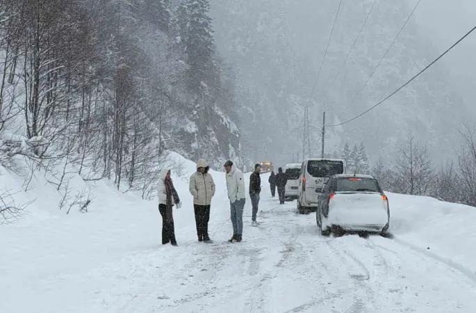 Trabzon-Bayburt karayolu Tilkibeli mevkiinde çığ
