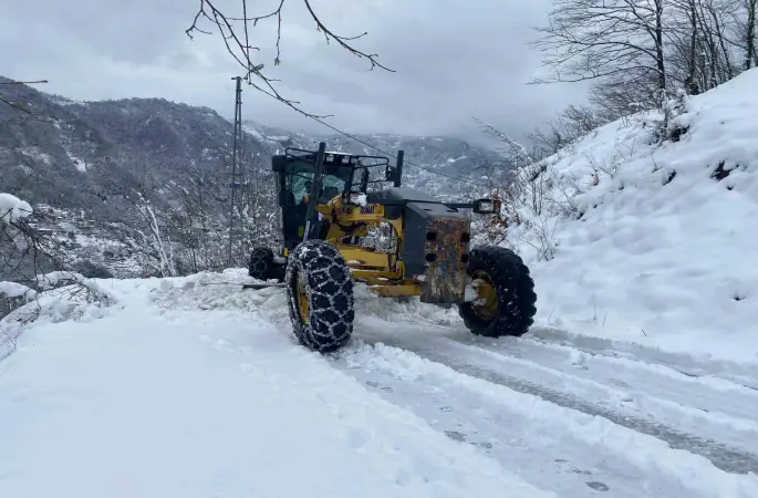 Trabzon’da kar yağışı nedeniyle kapanan mahalle yolları ulaşıma açılıyor
