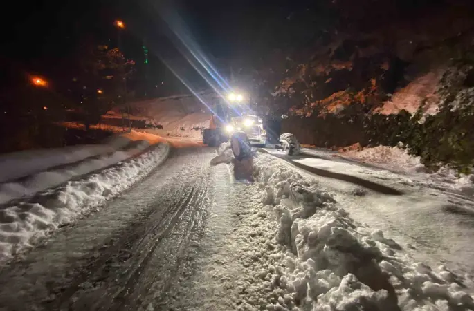 Trabzon’da karla mücadele sürüyor
