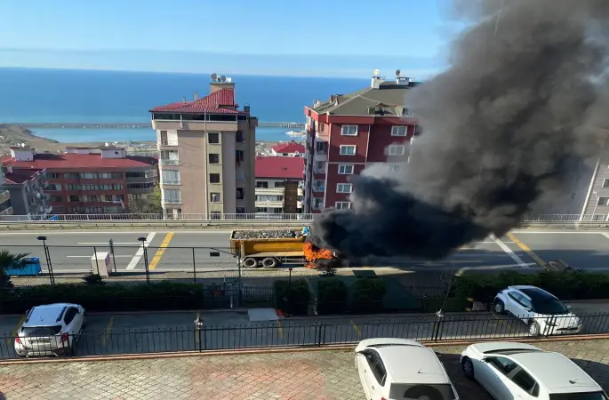 Trabzon’da taş kamyonu yangını korkuttu
