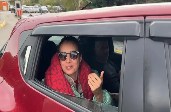 Trafik kazası geçiren Özgü Namal hastaneye kaldırıldı